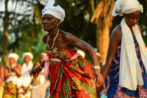 Immersion dans la fête avec les danseuses du Vodou au cœur du Bénin