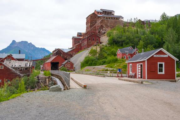 Trekking vers le camp minier Kennecot en Alaska aux États-Unis