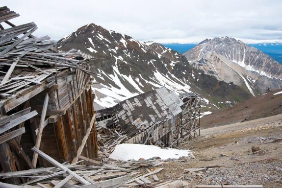 Trekking vers la mine Bonanza en Alaska aux États-Unis