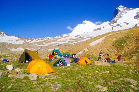 Voyage en bivouac lors du trek d'acclimatation de l'ascension du Kun au Ladakh