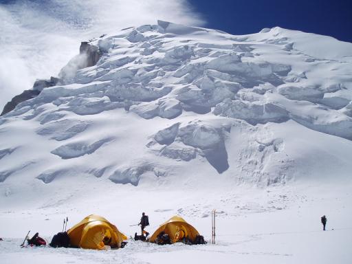 Expédition avec des tentes de haute altitude lors de l'ascension du Kun au Ladakh