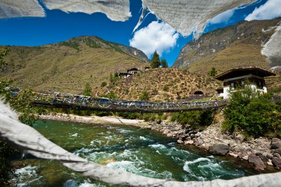 Le pont de Bondey dans la vallée et sur la rivière de Paro au Bhoutan