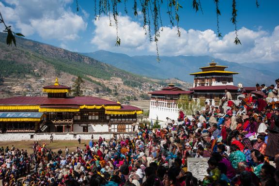 Paro Dzong during Tsechu festival in Bhutan. /// Paro dzong pendant le festival du Tsechu, Bhoutan.