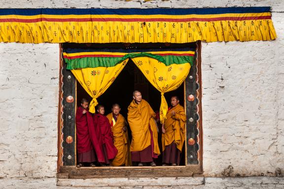 Moines au Dzong de Paro pendant le festival de Paro au Bhoutan