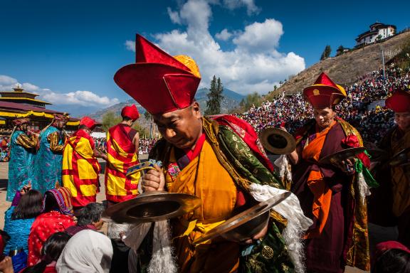 Musicians monks at Paro Dzong during Tsechu festival in Bhutan. /// Moines musiciens pendant le festival de Paro au Bhoutan.