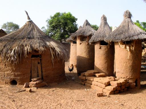 Le toit en paille d'une case du Centre - Centre éco-santé de l'Orange Bleue  Afrique - Burkina Faso