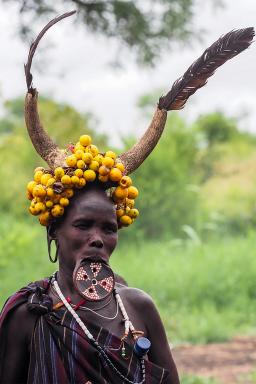 Marche avec une femme Mursi près de Jinka