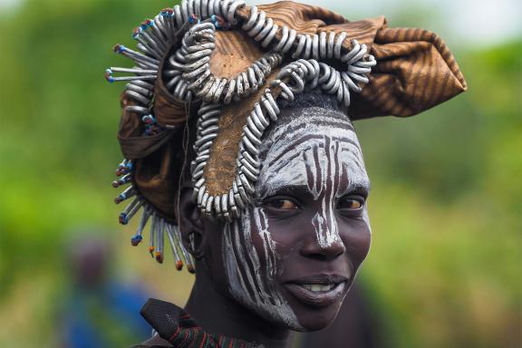 Randonnée avec un jeune homme Mursi dans la Vallée de l'Omo