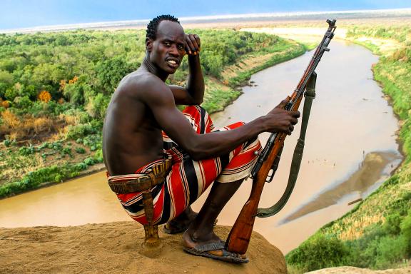 Rencontre avec un Karo surplombant le fleuve Omo à Kotcho