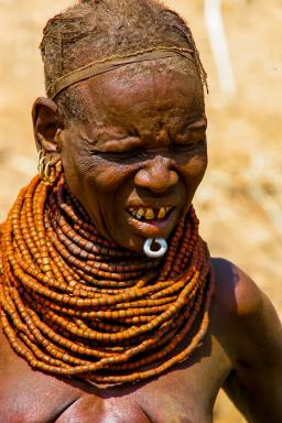 Marche avec une femme Nyangaton près du fleune Omo