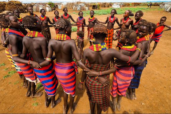 Contemplation des danses traditionnelles des Dassanech de la Vallée de l'Omo