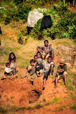 Rencontre avec un groupe d'enfants sur les plateaux malgaches