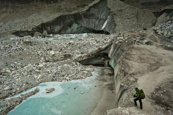 Entre Gokyo et Dragna sur le glacier Ngozumba dans la région de l’Everest au Népal