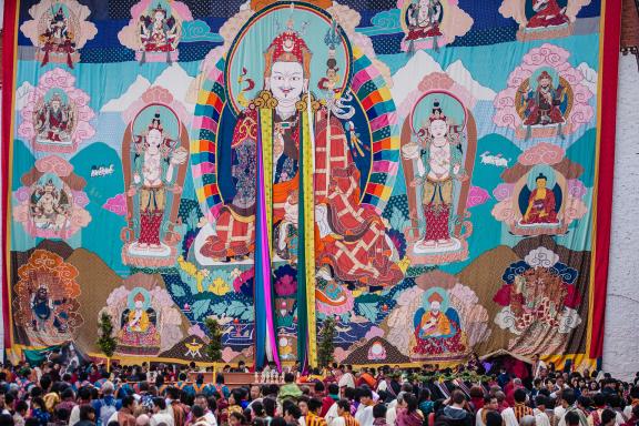 Thangka of Guru Rimpoche at Paro Dzong during Tsechu festival in Bhutan. /// La thangka de Guru Rimpoche est déroulée le dernier jours du festival de Paro au Bhoutan.