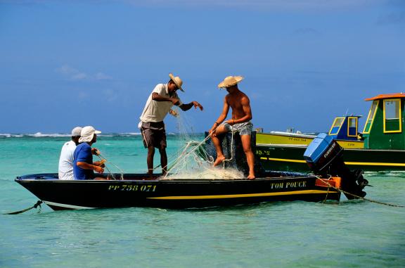 France, Guadeloupe, île de la Désirade, plage du Souffleur, canots et saintoises caractéristiques de Guadeloupe///France, Guadeloupe (French West Indies), Ile de la Desirade, Souffleur Beach, saintoises, typical fishing boat of Guadeloupe