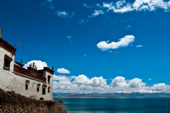 Monastère de Gossul près du lac Manasarovar au Tibet en Chine