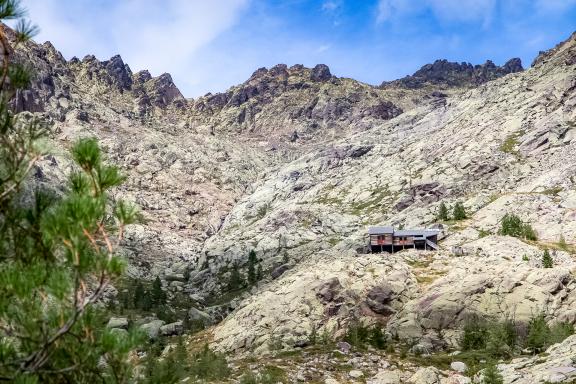 Voyage d'aventure près du refuge de Tighjettu en Corse