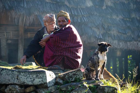 Rencontre des hommes du peuple manggarai au village de Wae Rebo