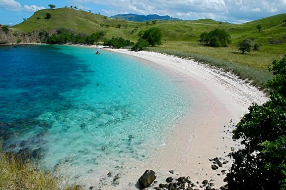 Navigation à travers les îles de l'archipel de Komodo à l'ouest de Flores