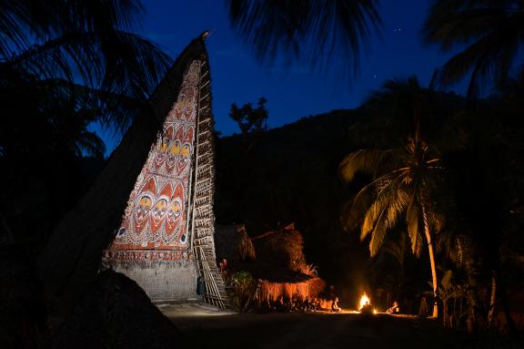 Immersion dans une célébration devant une maison des esprits dans la région du fleuve Sepik