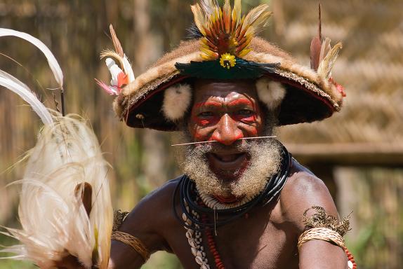 Rencontre d'un homme-perruque du peuple huli dans la région de Tari