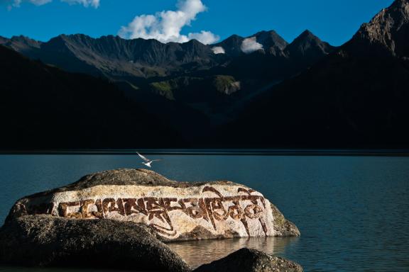 Lac de Yilun Latso près de Manigango dans la région du Kham au Tibet oriental en Chine