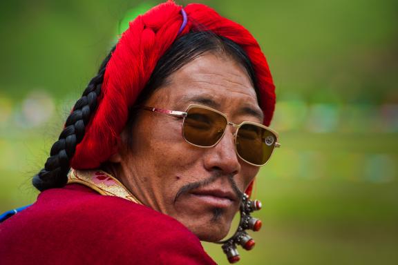 Portrait d’un Khampa au Tibet oriental en Chine