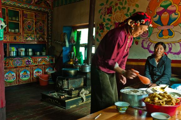 Femmes tibétaines à Tagong dans la région du Kham au Tibet oriental en Chine