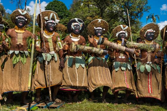 Randonnée vers des danseurs papous enga au Goroka Show dans la province des Highlands