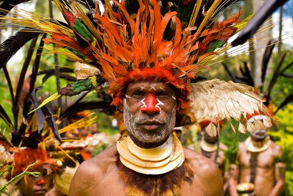 Trek vers des hommes-plumes des Highlands au Goroka Show