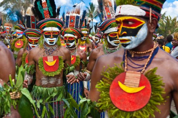 Voyage vers des papous des Highlands au Goroka Show dans les montagnes centrales