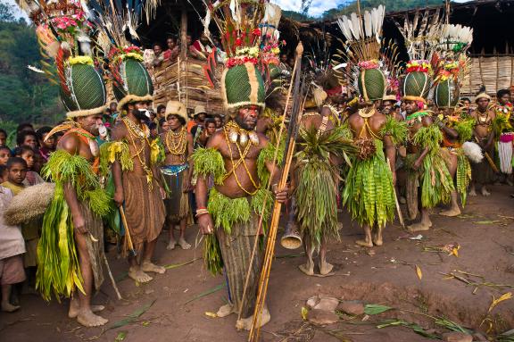 Voyage vers le grand sing-sing dans les montagnes de Simbai chez les papous kalam