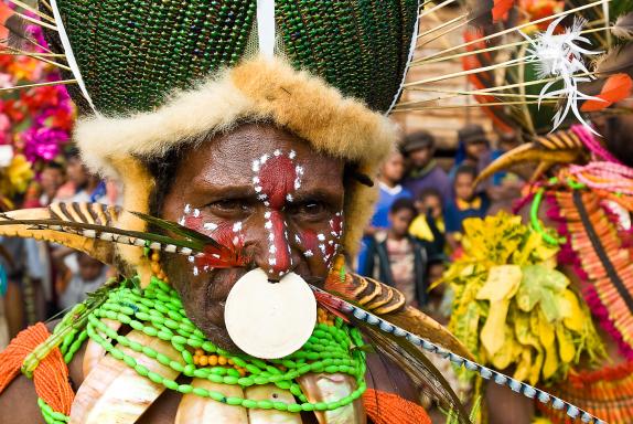 Rencontre avec un papou kalam en grand costume lors du festival annuel de Simbai