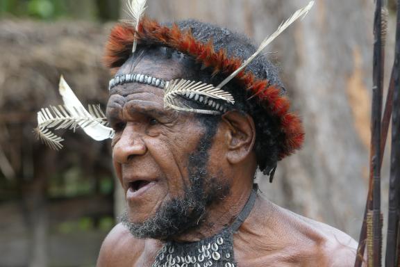 Rencontre avec un homme dani dans un village montagnard de la vallée de Baliem