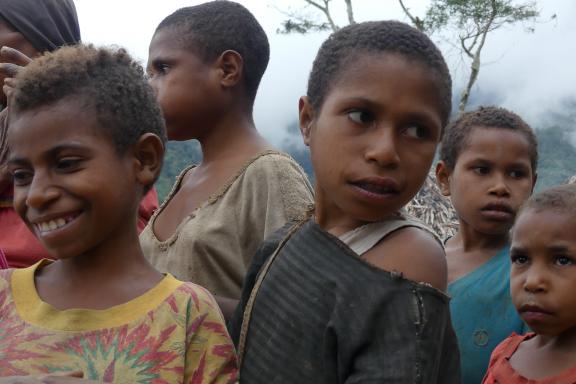 Trekking avec des enfants papous dani dans la vallée de Baliem