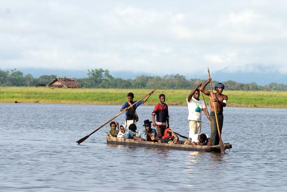 Rencontre d'une pirogue avec des papous yatmul sur le fleuve Sepik