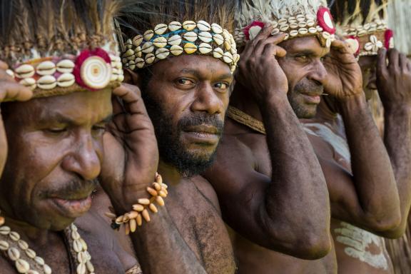 Voyage vers un rassemblement d'hommes yatmul dans la région du fleuve Sepik