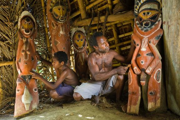 Trek vers une maison des esprits des Abelam dans la région du fleuve Sepik