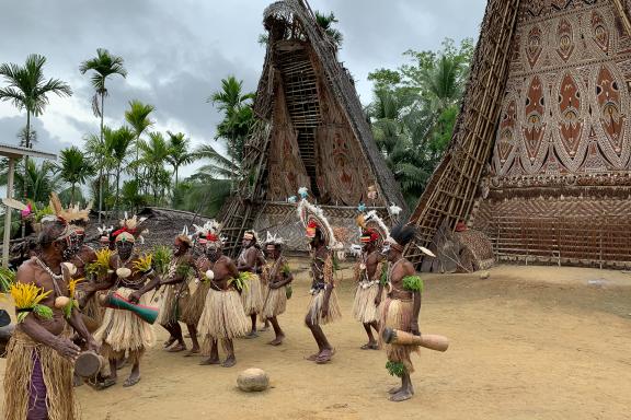 Immersion dans une célébration devant une maison des esprits dans la région du fleuve Sepik