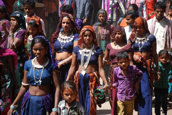 Trek avec un groupe de villageoises dans un marché du Gujarat