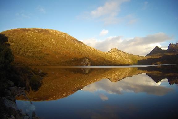 Trekking vers le coucher de soleil sur le lac Dove dans le massif de Cradle Mountain