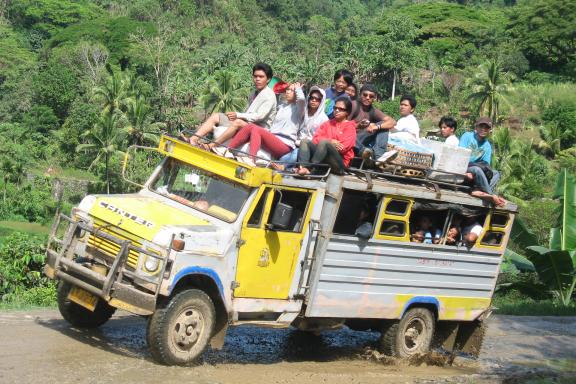 Voyage vers un camion-bus en pays kalinga dans la Cordillera