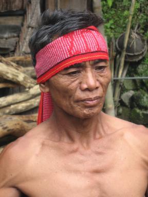 Randonnée avec un homme du peuple ifugao dans les montagnes de la Cordillera