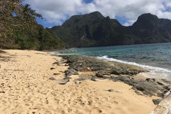 Voyage vers la côte de la région de Caramoan au sud de l'île de Luzon