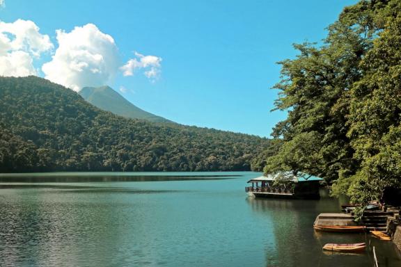 Randonnée vers le lac du volcan Bulusan au sud de l'île de Luzon