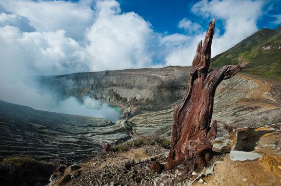 Trek jusqu'au cratère du volcan Kawah Ijen dans la partie orientale de Java