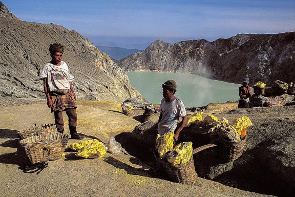 Voyage vers des porteurs de soufre du Kawah Ijen sur Java est