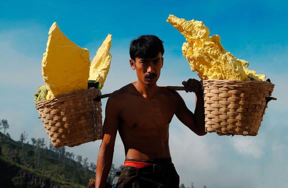 Rencontre avec un porteur de soufre du volcan Kawah Ijen dans la partie orientale de Java