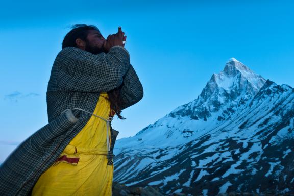 Un sâdhu devant le Shivling depuis Tapovan près de Gangotri aux sources du Gange en Inde