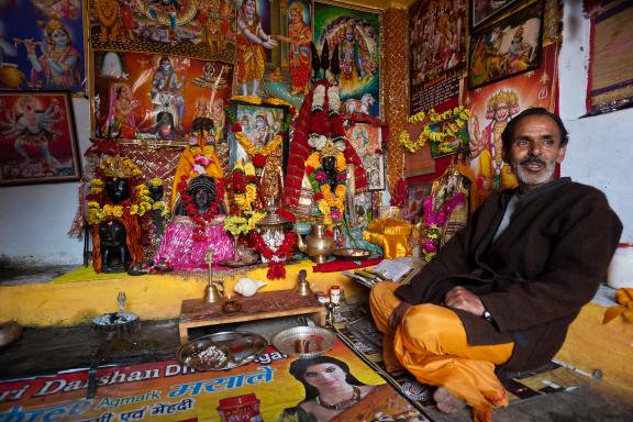 Brahman au temple de Bhairon Chatti au Garhwal en Inde